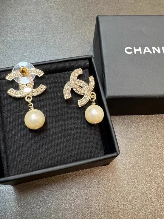 Classic CHANEL pearl drop earrings - Picture 2 of 3
